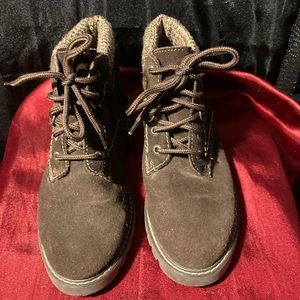 Northwest Territory Women’s ankle boots / booties. Size 6 1/2 leather interior.